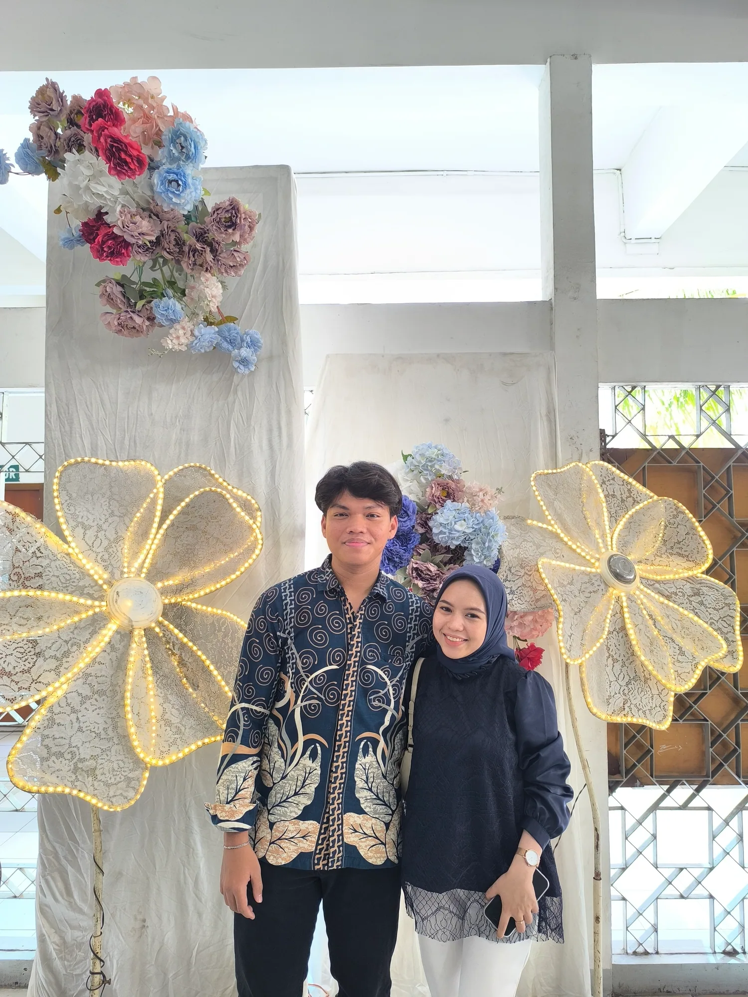 Tasya dan aku bersama di antara hiasan bunga