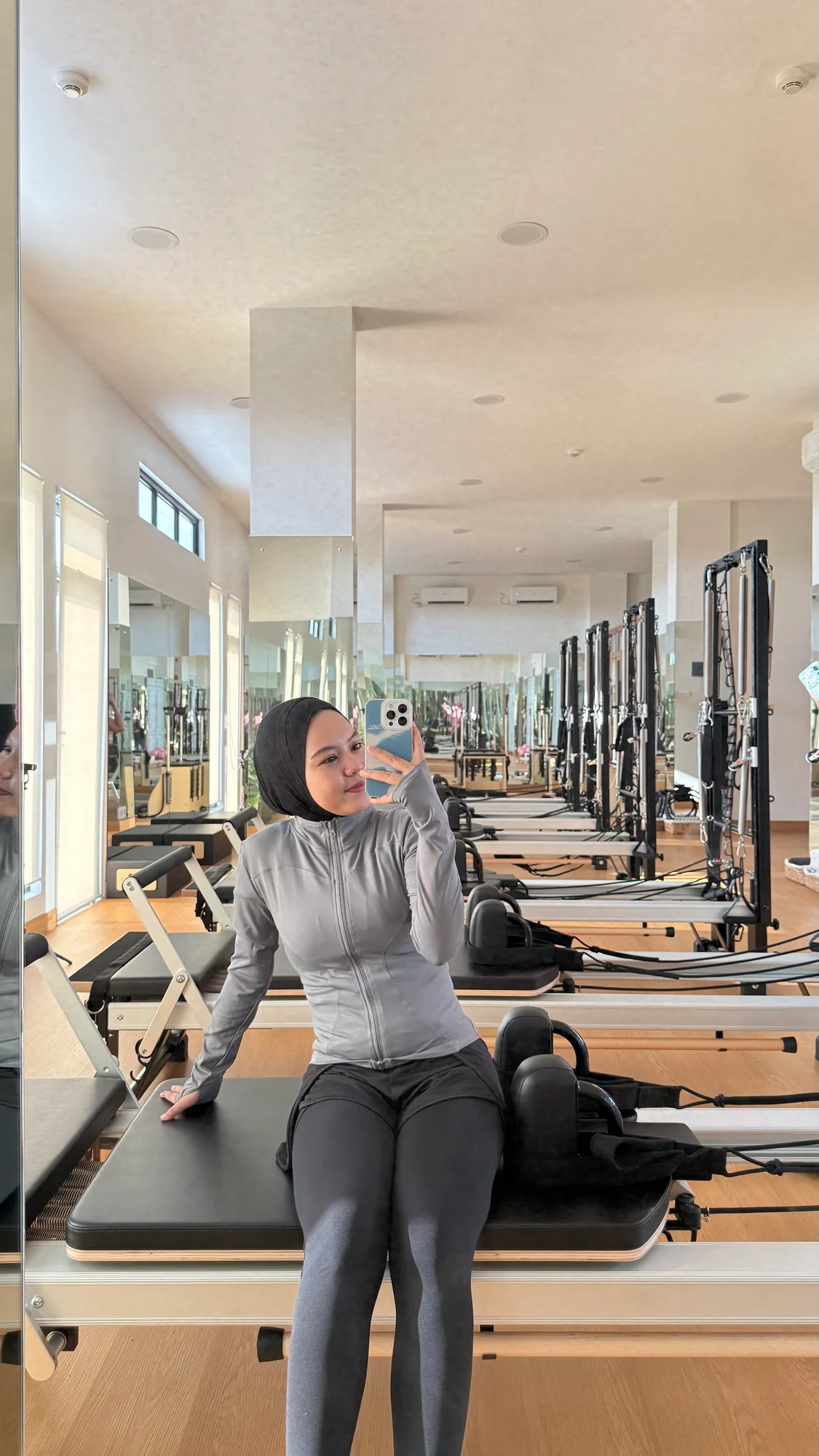 Tasya sedang mengambil foto di cermin
